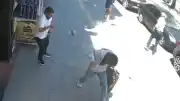 Cumhuriyet Caddesi'nde Bina Cephesinden Beton Parçaları Düştü: Saniyelerle Kurtulundu