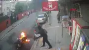 Küçükçekmece'de Arızalı Motosiklet Alev Aldı: Su Bidonlarıyla Müdahale Edildi