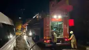 Avcılar'da Üç Katlı Binanın Çatısında Yangın Çıktı