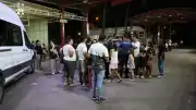 İzmir Konak'ta Evde Çıkan Kavga: 9 Bıçak Darbesiyle Ağır Yaralanan Şahıs Hastaneye Kaldırıldı