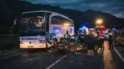 Antalya'da Tur Otobüsü ile Otomobil Çarpıştı: 1 Ölü, 12 Yaralı