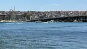 Haliç'te Tur Teknesi Köprü Ayağına Çarptı: Bir Personel Denize Düştü