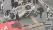 İskenderun'da Otomobilin Bariyerlere Çarparak Takla Atması Sonucu 2 Kişi Öldü, 3 Kişi Yaralandı
