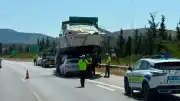İzmir'de İlginç Kaza: Otomobil Tekne Taşıyan Çekiciye Çarptı