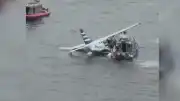 New York'ta Deniz Uçağı Doğu Nehri'ne Sert İniş Yaptı: 8 Kişi Kurtarıldı
