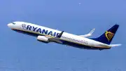 Ryanair Uçuşunda Pencere Kazası: Bir Yolcu Bacaklarından Tutularak Kurtarıldı