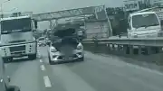 Bursa'da Hareket Halindeki Otomobilde Tehlikeli Tamirat Kamerada