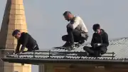 Sivas'ta İşçiler Güvenlik Önlemi Almadan 5 Katlı Binanın Çatısında Çalıştı