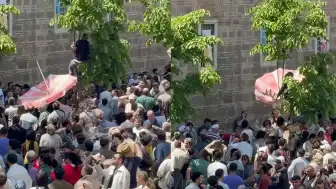 Mesir Macunu Festivalinde Vatandaş Dondurma Şemsiyesi Kullandı