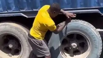 Adamın Kamyon Lastiğini Bıçakla Patlatma Girişimi Tehlikeli Sonuçlandı