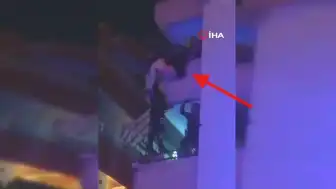 Balkondan Sarkan Kişi Polis Ekiplerince Kurtarıldı