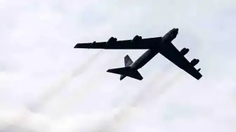 ABD Hava Kuvvetleri'ne Ait B-52 Bombardıman Uçağı California'da Düştü