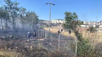 Kocaeli Körfez'de saman yüklü tırın römorkunda çıkan yangın yerleşim alanlarına sıçradı