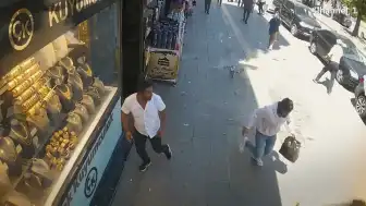 Van'da Cumhuriyet Caddesi'nde Binadan Dökülen Beton Parçaları Paniğe Yol Açtı