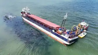 Karasu'da Karaya Oturan 'Ninova' Gemisindeki Yük Tahliyesi Başladı