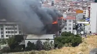 Esenyurt'ta 5 Katlı Binanın Çatısında Yangın: 4 Binaya Sıçradı