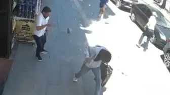 Cumhuriyet Caddesi'nde Bina Cephesinden Beton Parçaları Düştü: Saniyelerle Kurtulundu