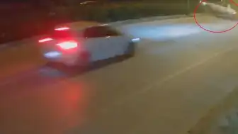 Bursa'da Takla Atan Otomobil Sürücüsü Esnafın Yardımıyla Kurtarıldı, Kaza Anı Kamerada