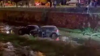Yunuseli Mahallesi'nde Zincirleme Trafik Kazası: İki Otomobil Dereye Uçtu