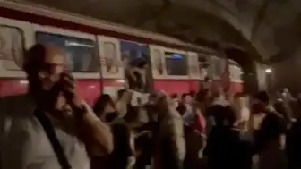 İstanbul Bostancı'da metro treni raydan çıktı: Yolcular tünelden tahliye ediliyor