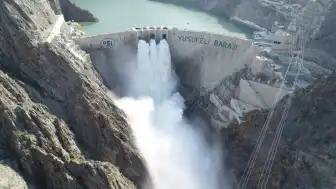 Artvin Yusufeli Barajı'nda Su Seviyesi Düştü: Tekkale Köyü Yeniden Görünür Oldu