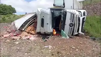 Amasya'da Tavuk Eti Taşıyan Tır Şarampole Devrildi: 2 Yaralı