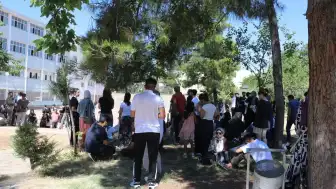 Diyarbakır'da AYT Sınavı Başladı: Okul Önlerinde Ailelerin Bekleyişi Sürüyor