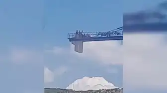 Isparta'da Ücretlerini Alamayan İşçiler Kule Vincin Üzerine Çıktı
