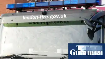 Londra'nın Doğu Bölgesinde Demiryolu Şevinde Büyük Yangın: 100'den Fazla İtfaiyeci Müdahale Ediyor