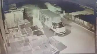 Afyonkarahisar'da Kamyonetin Traktöre ve Tesise Çarptığı Kazada 1 Ölü, 3 Yaralı