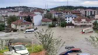 5 İlde Sağanak Etkili Oldu: Bodrum Katları Su Bastı, Araçlar Sular Altında Kaldı