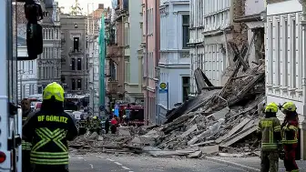 Almanya'da Tarihi Bina Çöktü: 3 Kişi Enkaz Altında