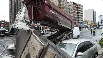 Ankara'da Damperi Açık Tır Üst Geçide Çarptı: 3 Yaralı