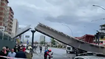 Ankara'da Üst Geçide Çarpan Kamyon Yıkıldı: 3 Yaralı