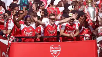 Arsenal, 22 Yıl Sonra Gelen Şampiyonluğu Taraftarıyla Kutladı