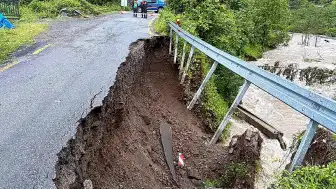 Artvin'de Sağanak Yağış Nedeniyle Dere Taştı: 5 Köy Yolu Ulaşıma Kapatıldı