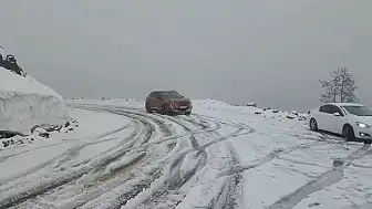 Artvin'de Yaz Öncesi Kar Sürprizi: Yollar Kapandı, Ekipler Seferber Oldu