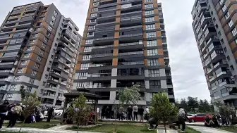 Asansörde Mahsur Kalanları Kurtarmaya Çalışırken Boşluğa Düşerek Hayatını Kaybetti
