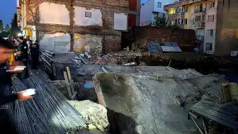 Balıkesir'de Temel Kazısı Sırasında 3 Katlı Bina Yıkıldı