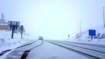 Bayburt'un Kop Dağı'na Mayıs Ortasında Kar Yağdı