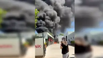 Bursa'da Depo Yangını Siyah Dumanlara Neden Oldu