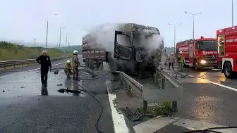 Çekmeköy'de bariyerlere çarpan TIR alev aldı, sürücü hafif yaralandı