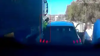 Çeşme'de Jandarma Personeli Tır ile Otomobil Arasında Sıkıştı: Ölümden Döndü