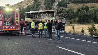 Denizli'de Feci Kaza: Yolcu Otobüsü Bariyerlere Çarptı, 8 Kişi Hayatını Kaybetti, 33 Yaralı