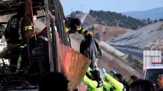 Denizli'de Feci Kazada 8 Kişi Hayatını Kaybetti, Otobüs Metal Yığınına Döndü