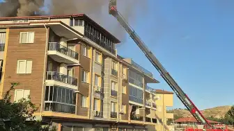 Denizli'nin Pamukkale İlçesinde Apartman Çatısında Yangın Çıktı