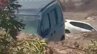 Doğu Akdeniz'de Sağanak: Hatay'da Caddeler Su Bastı, Araçlar Zarar Gördü