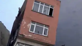 Erdek'te Temeli Zarar Gören 2 Katlı Bina Yıkıldı