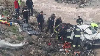 Erzincan'da otomobil dereye yuvarlandı: 2 kişi hayatını kaybetti, 1 kişi yaralandı