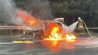Esenyurt'ta Seyir Halindeki Otomobilde Yangın Çıktı
